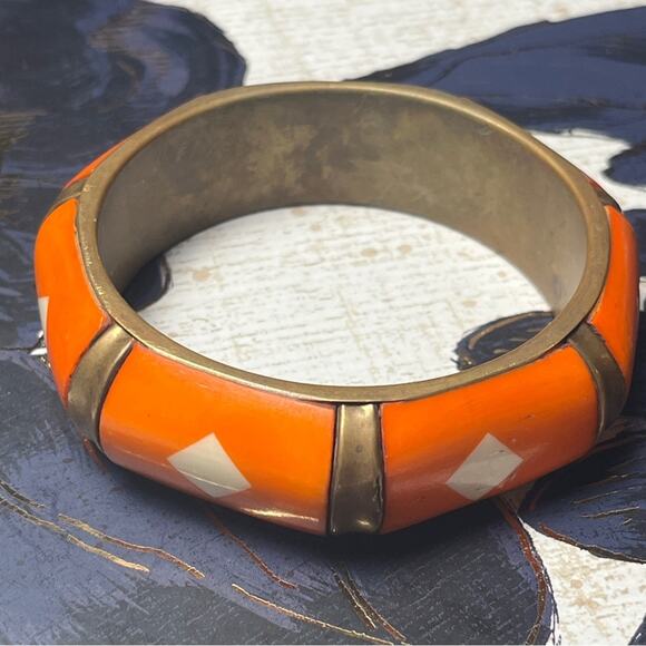 Vintage 60s groovy out of sight Orange white and brass chunky Bangle Bracelet D3 - Picture 1 of 10